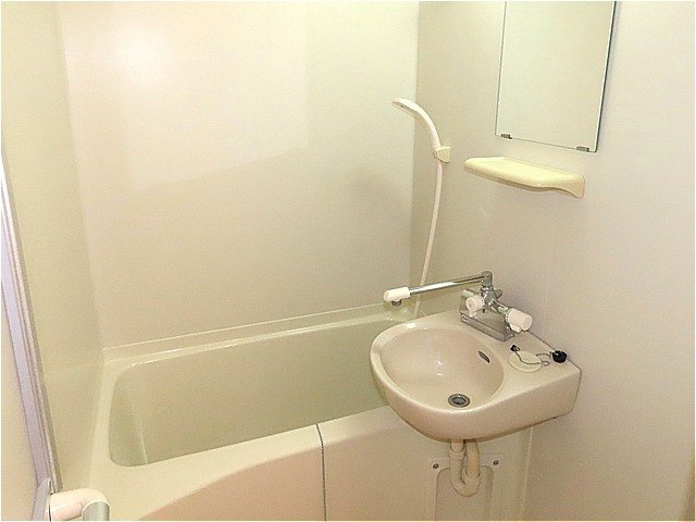 レオパレスソレイユの浴室|洗面台とユニット式のお風呂です