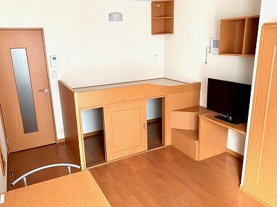 レオパレス上田乃郷の寝室|ハイベッドタイプのお部屋です