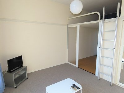 レオパレスソレイユの居間・リビング|ロフト付きのお部屋です