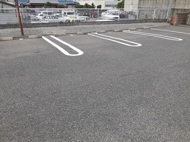 サンリット福泉の駐車場