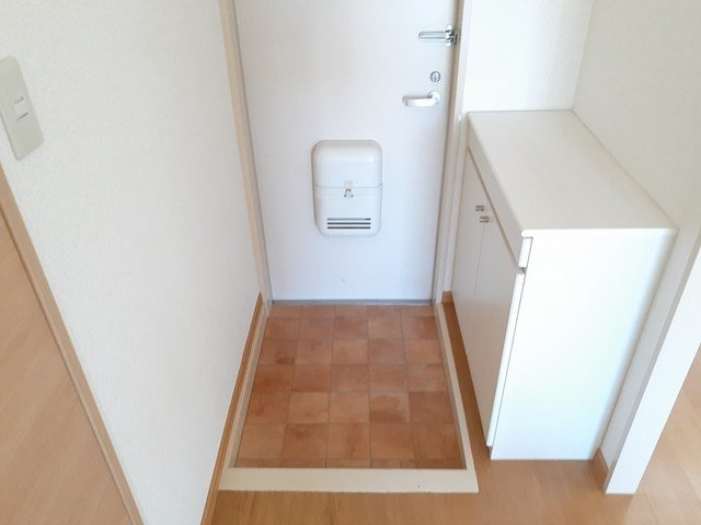 ロイヤルヒルズの玄関|収納もある玄関です