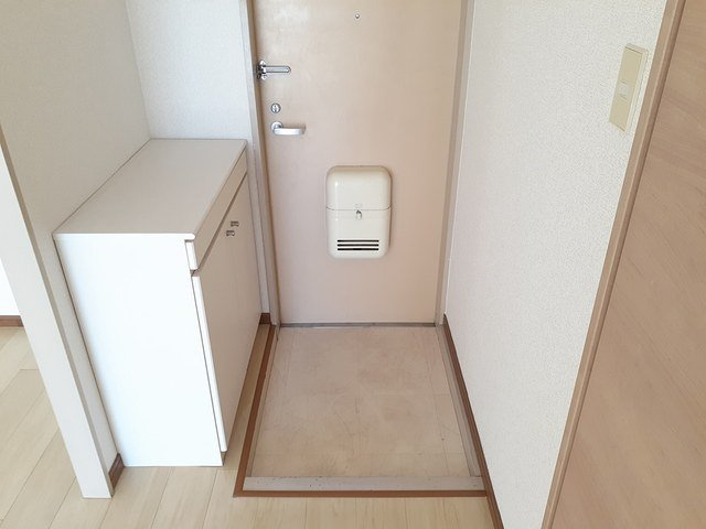 ロイヤルヒルズの玄関|明るい玄関です