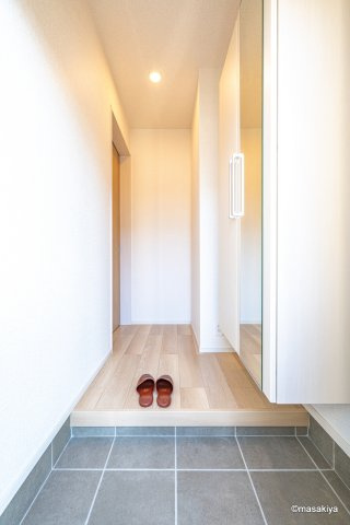 カーザ　レガーメの玄関