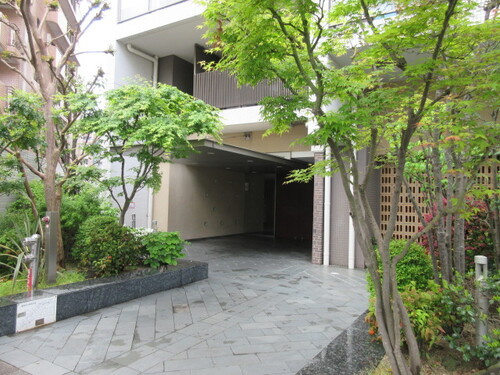 福岡市中央区草香江１丁目の賃貸マンションのエントランス|エントランス：マンションエントランス     （2022年4月撮影）