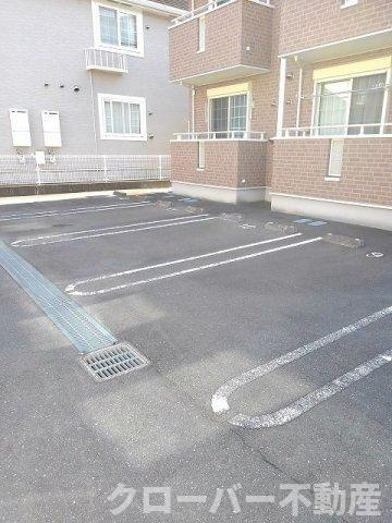 サン・フィールド　ⅡＢの駐車場