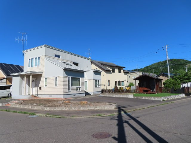 北見市川東３１番地３４　中古売家の前面道路含む現地写真