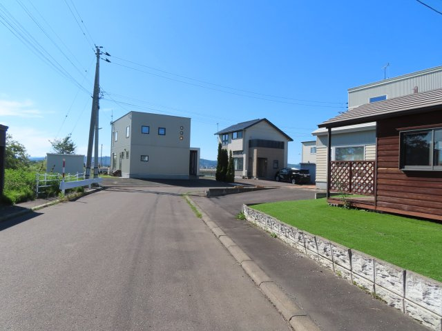 北見市川東３１番地３４　中古売家の前面道路含む現地写真