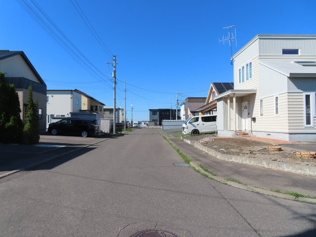 北見市川東３１番地３４　中古売家の前面道路含む現地写真