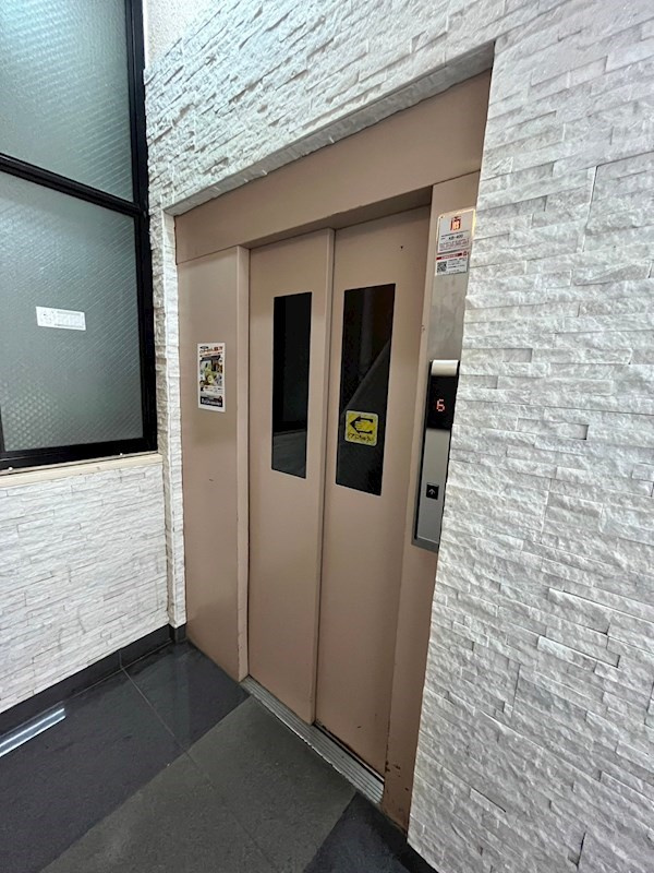 鯉川マンションのロビー