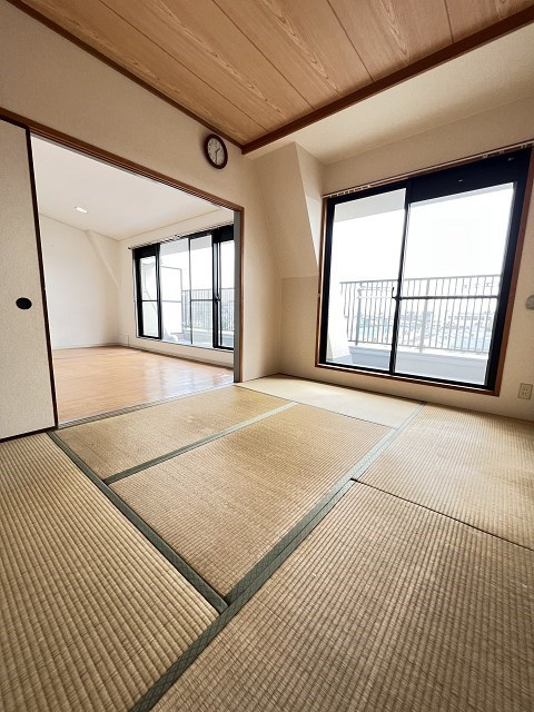 ファースト園田の居間・リビング|ゆったり過ごせる居間です