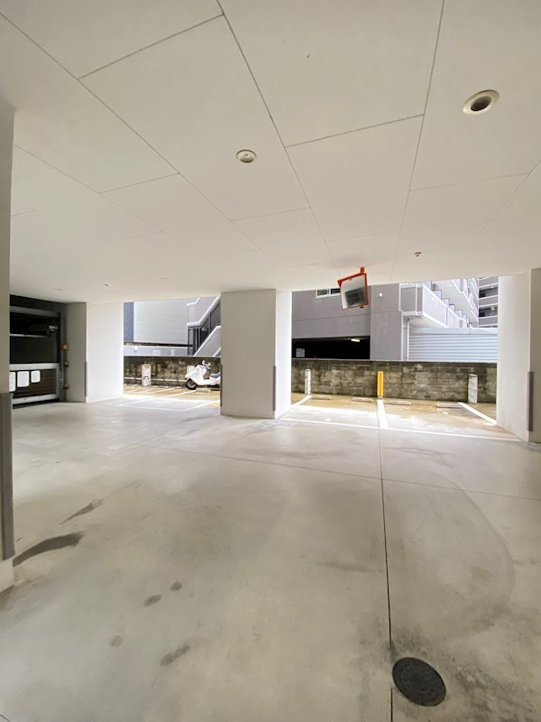MODERN PALAZZO天神南Leafの駐車場