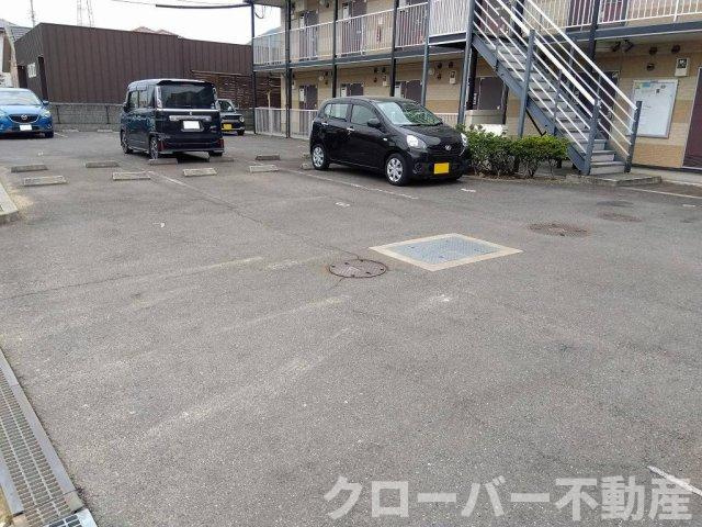 レオパレス桜坂の駐車場