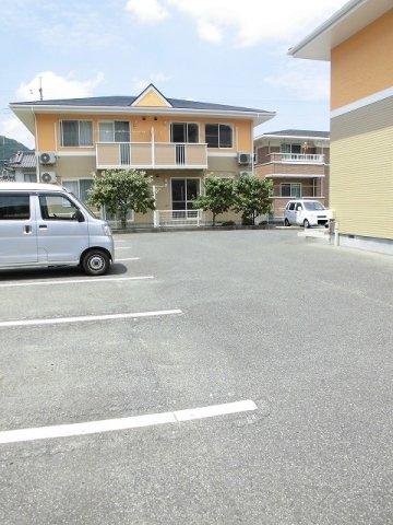 アルファ　ワンの駐車場
