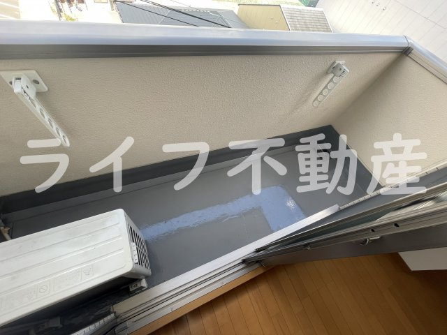 インパレス小阪のバルコニー|お洗濯にも便利なバルコニー付き