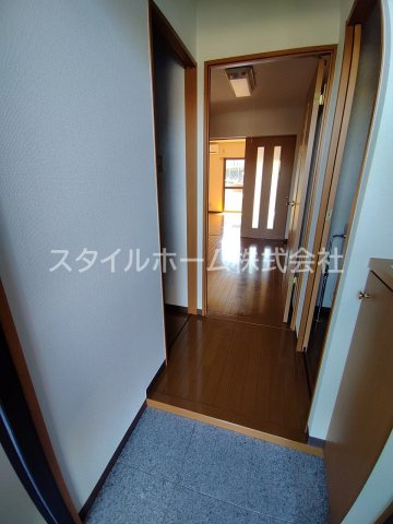 【玄関】 | メゾン・サンパティーク | 別部屋写真です。