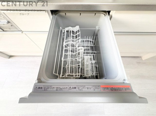 食器洗浄乾燥機は手洗いに比べて時間や労力を節約できます。また、高温のお湯で洗浄されるため、雑菌や細菌を殺菌する効果もあります。さらに、乾燥機能があるため、手で拭く手間も省け衛生的に保管できます。