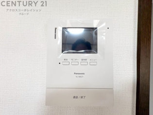 訪問者が来たときにテレビ画面で確認できるため、安心してドアを開けられます。録画機能があるものもあり、留守中に来訪者を記録しておくことができます。利便性が高く、セキュリティ面でも安心です。