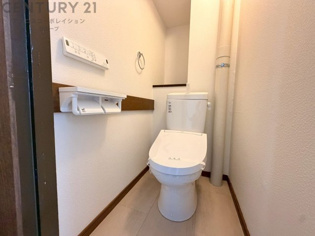 温水洗浄便座付トイレは温水洗浄機能により、暖かい水でおしりを洗浄することができ、冷たい水を使う従来の便座に比べ、温水洗浄機能で暖かいトイレを提供し、快適な使用を可能にします。