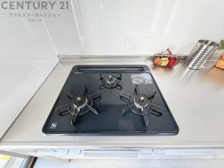 多数の調理器具を同時に使用でき、料理の効率化が可能。省エネで節約になり、様々な料理スタイルに適応できます。また、火力調整が独立しており、手入れや掃除もしやすく、今よりもっとお料理が楽しくなるかも。
