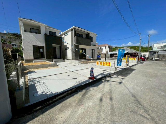 ⁺⁺沖縄市知花1丁目-A号棟（全5棟）の前面道路含む現地写真|前面道路含む現地写真です