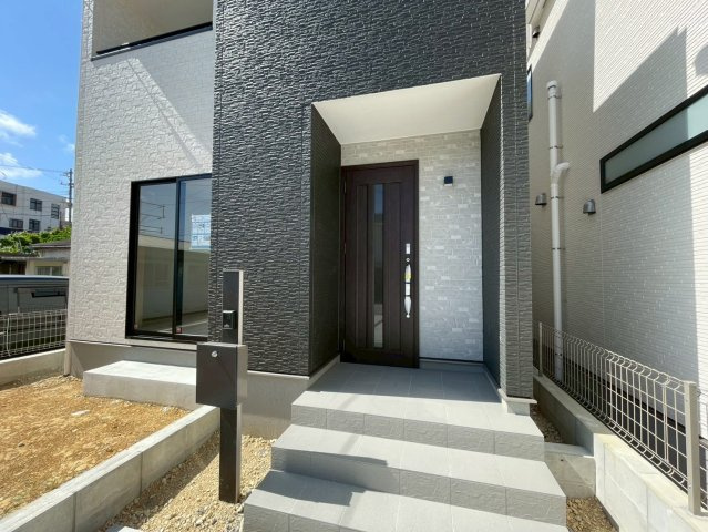 ⁺⁺沖縄市知花1丁目-A号棟（全5棟）のエントランス