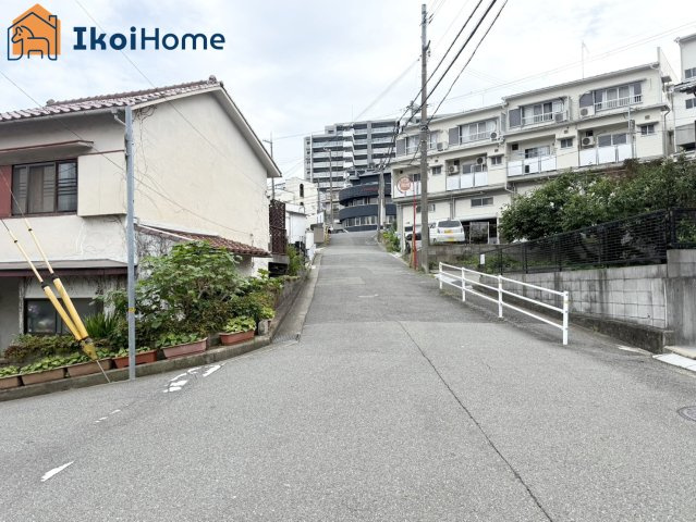 明石市中朝霧丘　中古戸建の前面道路含む現地写真|●年中無休：当日予約可●前面道路は幅員約6.8ｍとゆったり！交通量少なく安心の住環境です。