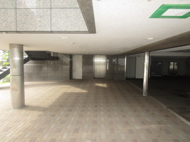 平塚市宮の前の倉庫の駐車場