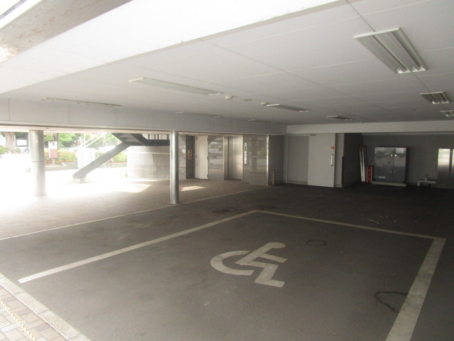 平塚市宮の前の倉庫の駐車場