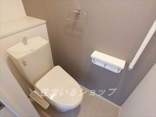 フィオーレのトイレ|シャワートイレ・収納あり