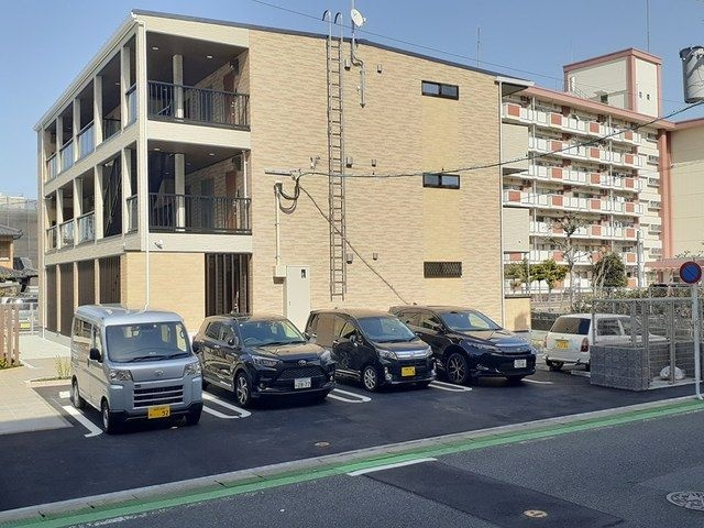 ネオ・ブライト君休の駐車場