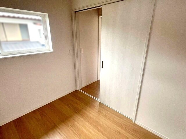 「大型ファミクロ完備」高知市南万々　中古一戸建ての洋室|スペースを有効活用できる引き戸仕様の洋室。