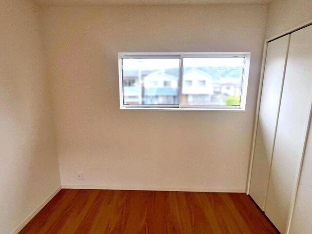 「大型ファミクロ完備」高知市南万々　中古一戸建ての洋室|プライバシーを守りつつ採光を確保できる、小窓がお洒落な洋室。