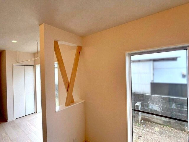 「大型ファミクロ完備」高知市南万々　中古一戸建てのその他|空間を緩やかに仕切る、インテリア映えするお洒落なアクセント壁。