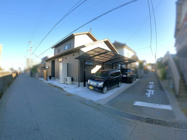 「大型ファミクロ完備」高知市南万々　中古一戸建ての前面道路含む現地写真|前道スッキリ！車の出し入れもスムーズな邸宅☆