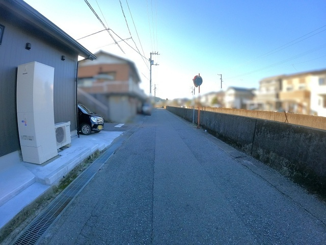 「大型ファミクロ完備」高知市南万々　中古一戸建ての前面道路含む現地写真|見通しが良く、小さなお子様との歩行も安心な住環境。