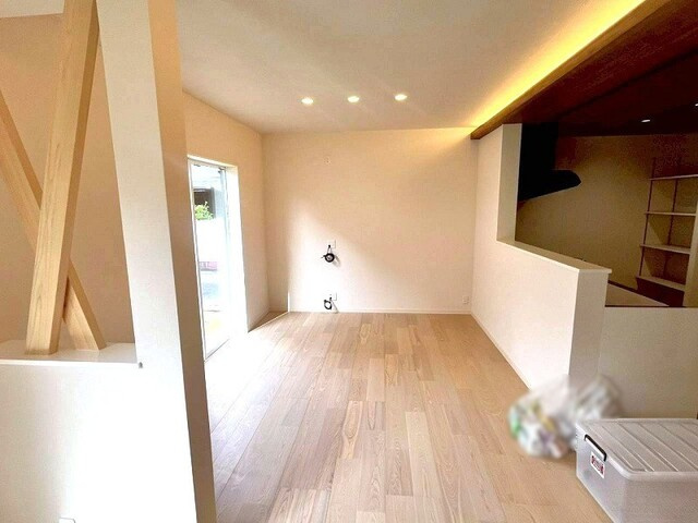 「大型ファミクロ完備」高知市南万々　中古一戸建ての居間・リビング|家族との会話が弾む、明るく開放的なリビングダイニング。