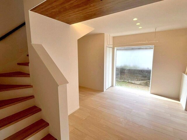 「大型ファミクロ完備」高知市南万々　中古一戸建ての居間・リビング|家族が自然と顔を合わせる、リビングイン階段のある設計。