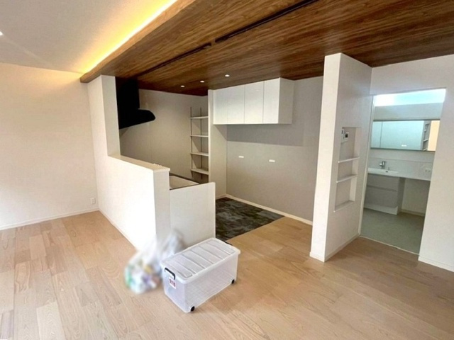 「大型ファミクロ完備」高知市南万々　中古一戸建てのキッチン|お料理中もリビングを見渡せる、開放的な対面式キッチン。