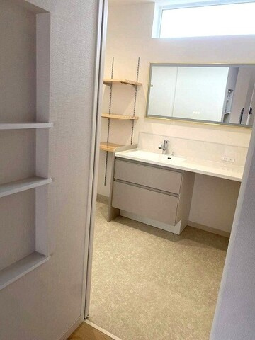 「大型ファミクロ完備」高知市南万々　中古一戸建ての独立洗面台|可動棚付きでスッキリ片付く、広々としたサニタリー空間♪