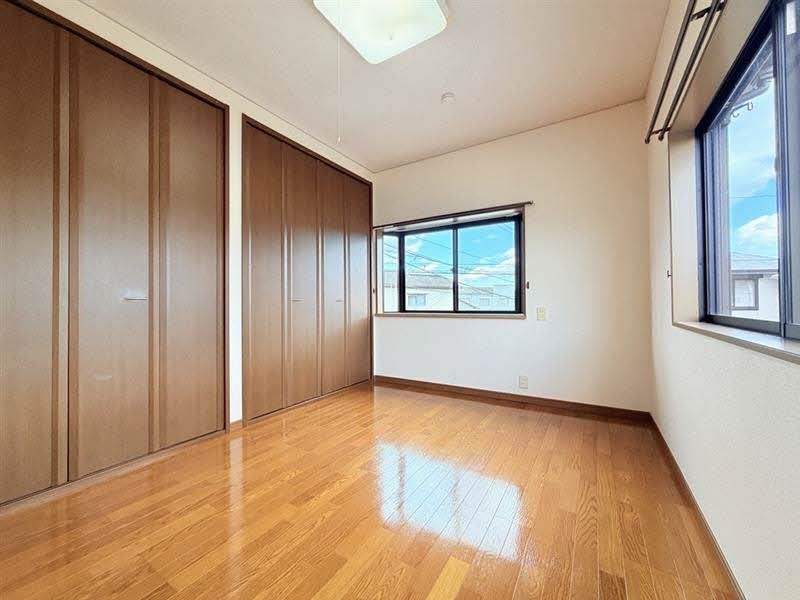 元山町一戸建ての洋室
