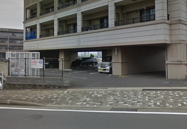 ステートリーマンション鷲崎の駐車場