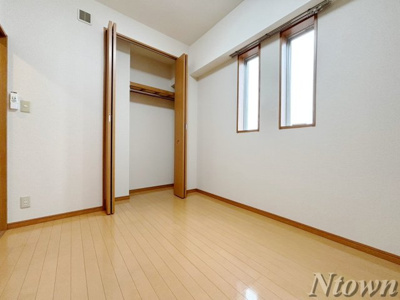 【洋室】 | ロイヤルピジョン岩塚 | 広々とした洋室です