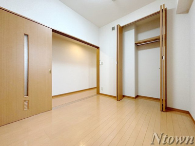 【その他】 | ロイヤルピジョン岩塚 | きれいな洋室です