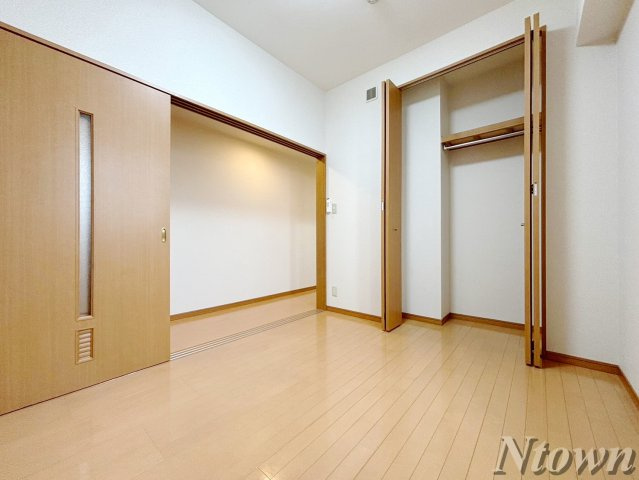 【その他】 | ロイヤルピジョン岩塚 | きれいな洋室です