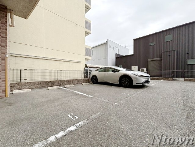 【駐車場】 | ロイヤルピジョン岩塚 | 駐車場完備です