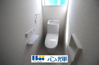 【トイレ】 | サンコート山口市平井（１号地） | いつまでも清潔な空間であって頂けますように、汚れをふき取り易いフロアと壁紙をチョイス致しました。