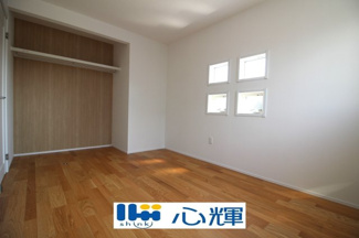 【洋室】 | サンコート山口市平井（１号地） | 明るさを基調とした部屋は、光を反射するので部屋を明るく美しく見せる効果もあります。
