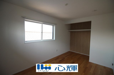 【洋室】 | サンコート山口市平井（１号地） | 住まう方でカスタマイズして頂けるシンプルなデザインの内装。ご自身で素敵な空間を創り上げられます。