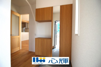 【玄関】 | サンコート山口市平井（１号地） | たくさんある靴もすべて収納して頂け、玄関をスッキリ綺麗な空間にまとめます。


