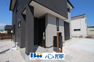 【玄関】 | サンコート山口市平井（１号地） | 家の顔となる玄関。 ゲストを迎え入れても安心の空間です。
